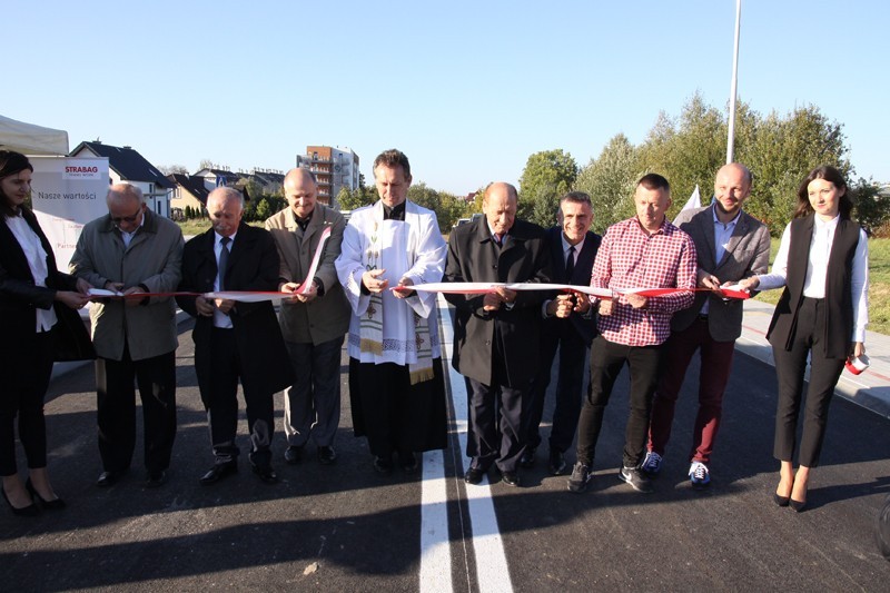 Uroczyste przecięcie wstęgi na otwarciu rozbudowanej ulicy Panoramicznej, fot. A. Baranowski